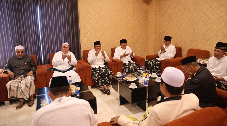 Silaturahmi ke Ponpes Dalwa Bangil, Sjafrie Sjamsoeddin dan Para Purnawirawan Minta Doa untuk Prabowo