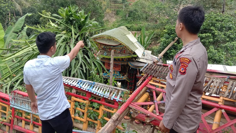Nahas, Perbaiki Atap Pos Ronda, Ketua RT di Cikakak Sukabumi Tewas Tersengat Listrik