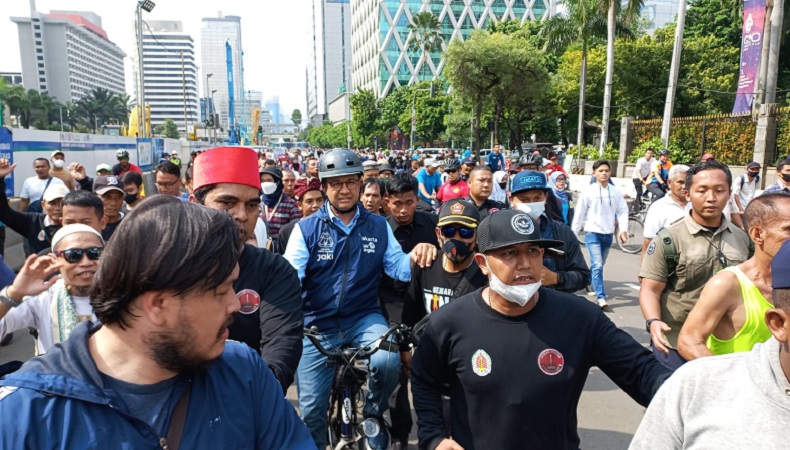 Anies Diarak Menuju Balai Kota, Warga Rebutan Selfie