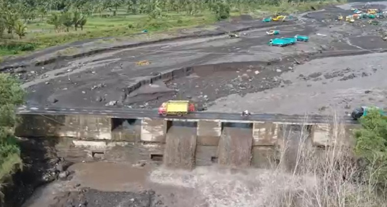 Jembatan  Limpas Lumajang Kembali Normal Usai Diterjang Banjir Lahar Dingin Semeru