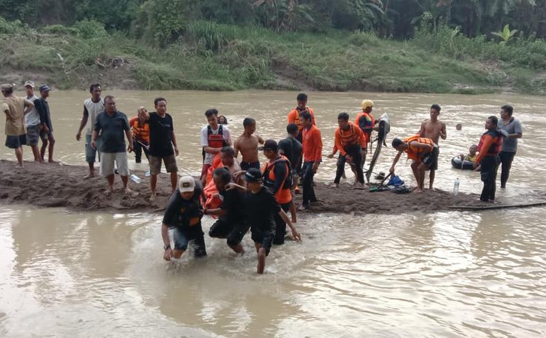  Terpeleset lalu Kejar Sandal Hanyut Terbawa Arus, Bocah SD Tewas Tenggelam di Sungai 