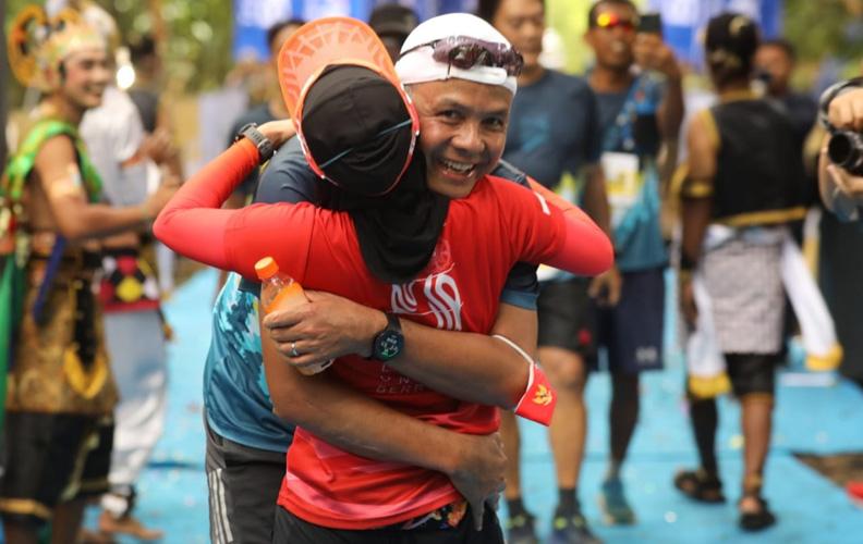 Momen Mesra Ganjar Dekap Siti Atikoh saat Berhasil Finish Trail Run di Wanagama