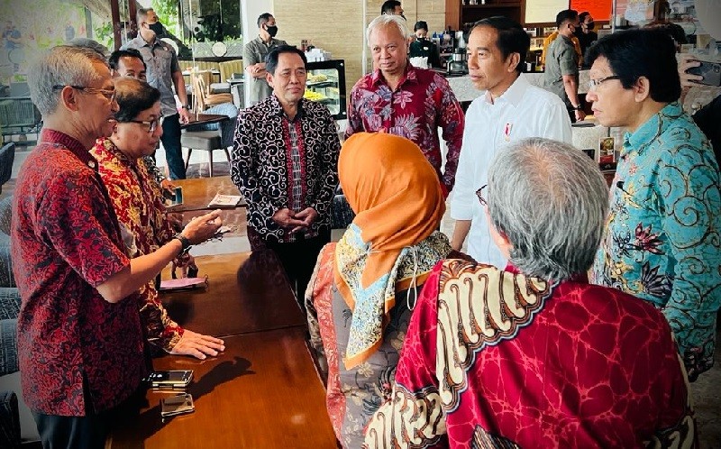 Bertemu Teman Semasa Kuliah di Yogyakarta, Presiden Jokowi Lihat-Lihat Foto Waktu Wisuda