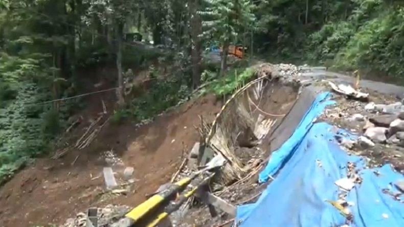 Jalur Penghubung Jember-Banyuwangi di Gunung Gumitir Longsor, Lalu Lintas Macet