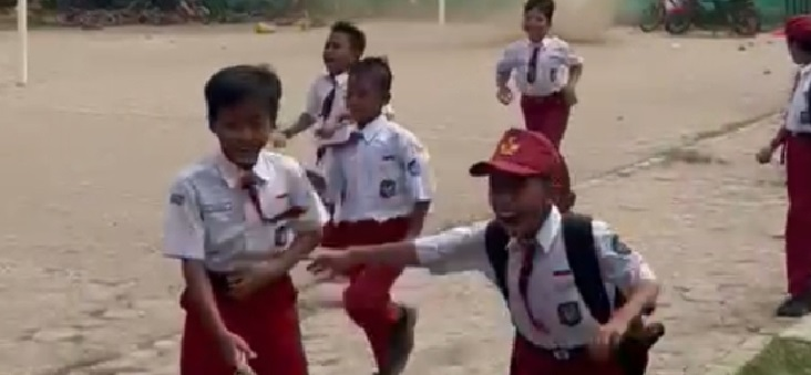 Angin Puting Beliung Muncul di Pebayuran Bekasi, Siswa SD Lari Berhamburan