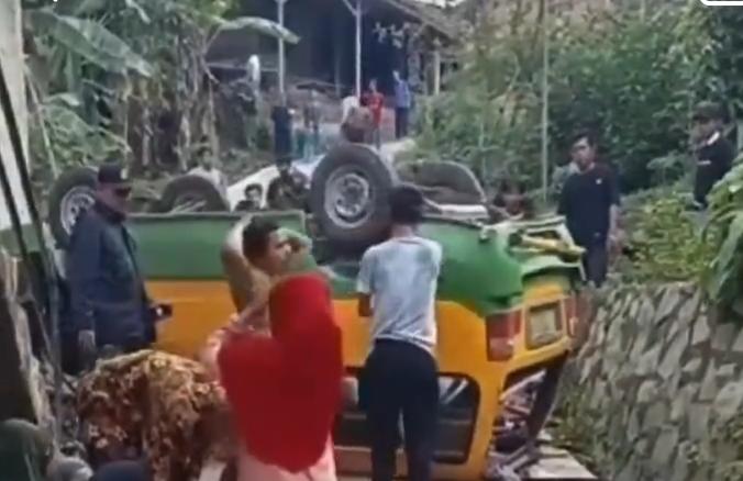 Tak Kuat Nanjak Angkot Terbalik di Lengo Karawang, 1 Tewas, 5 Luka-luka