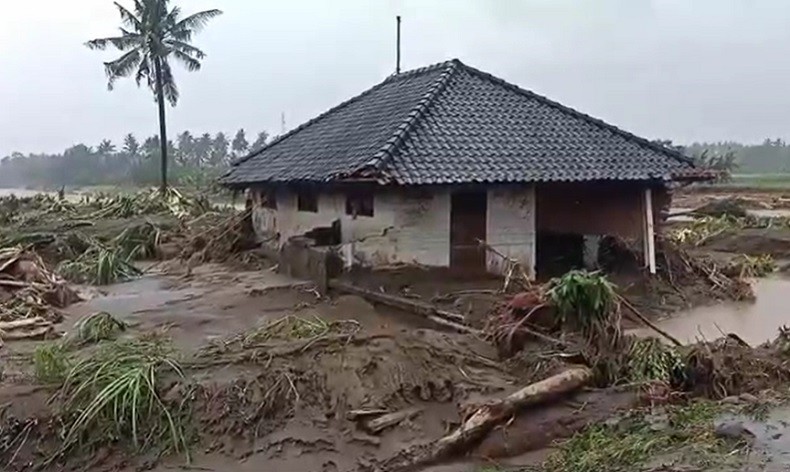 Potret Banjir Bandang di Jembrana, Rumah Tertimbun Lumpur hingga Jembatan Tertutup Kayu