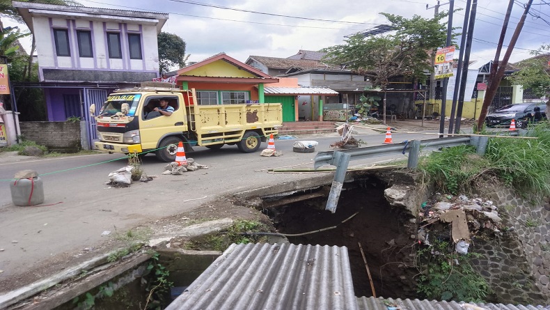 Awas, Jalan Provinsi Penghubung Padalarang-Cisarua Longsor, Satu Lajur Digunakan