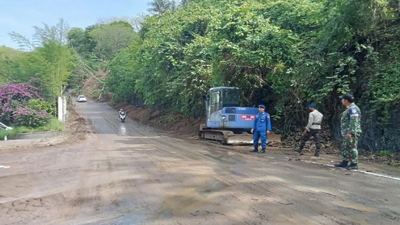 Material Longsor Dibersihkan, Jalur Wisata Senggigi-Malimbu Sudah Bisa Dilewati