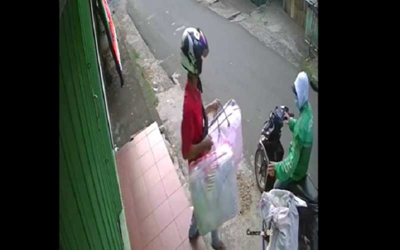 Polisi Tangkap Pembobol Toko Bedcover, Anak Pelaku Nangis Lihat Ayahnya Diborgol 