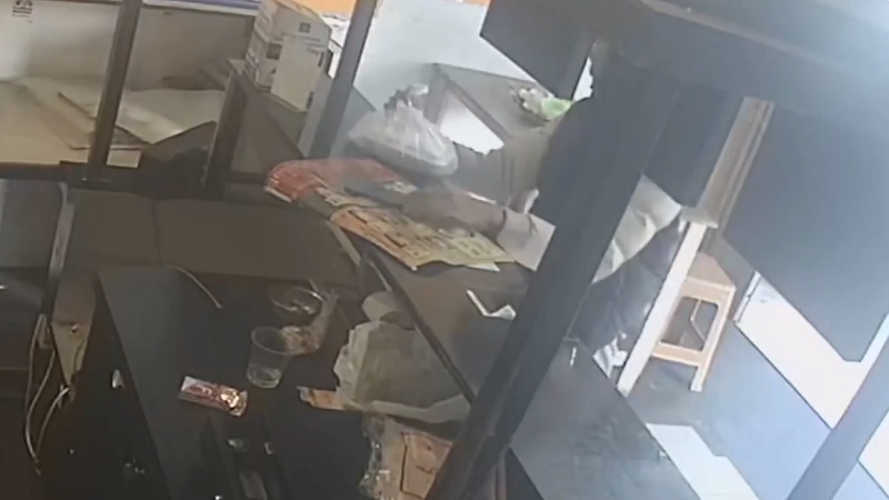 Terekam CCTV, Pelanggan Curi HP Karyawan Ayam Geprek saat Padamkan Api Kebakaran di Dapur