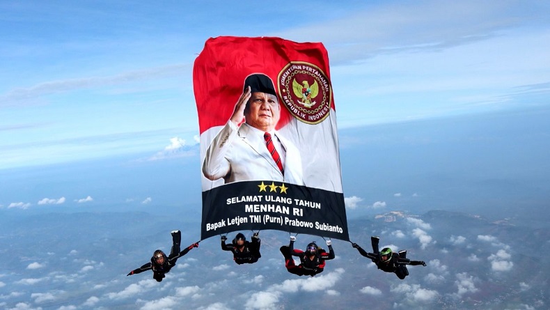Saat Penerjun Kopassus Free Fall Bentangkan Ucapan Ulang Tahun untuk Prabowo