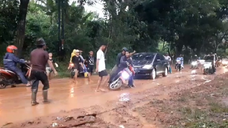 Banjir Lumpur Terjang Jalan Raya Jonggol Cianjur, Kendaraan Terjebak Macet