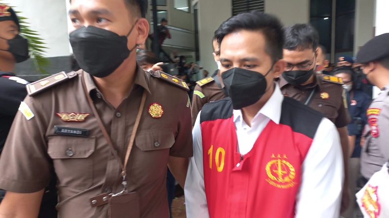 Ekspresi Bharada E Masuk Ruang Sidang Pakai Rompi Tahanan Nomor 10