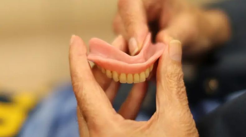 Tragis, Perempuan Ini Meninggal setelah Tersedak Gigi Palsu