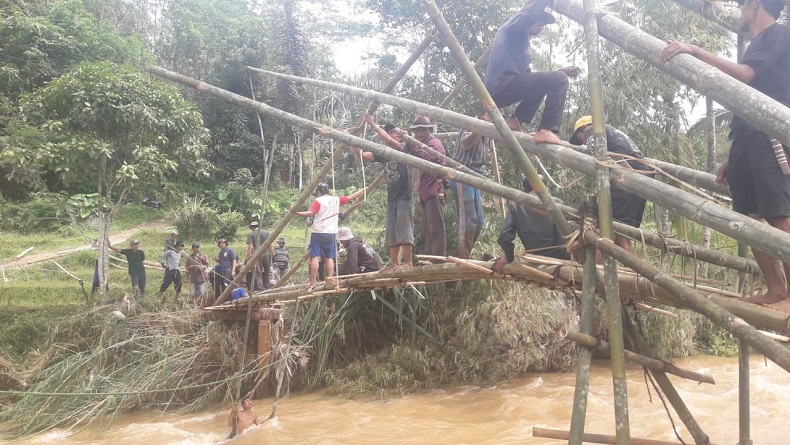 Tak Mau Terisolasi, Warga Neglasari Sukabumi Gotong Royong Bangun Jembatan Darurat