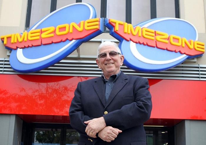 Mengenal Malcolm Steinberg, Pendiri Timezone yang Mendunia   