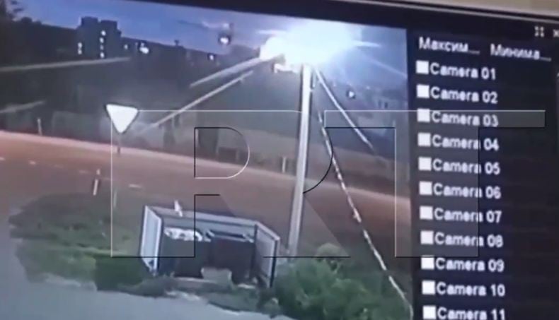 Detik-Detik Pesawat Pengebom Rusia Su-34 Jatuh Hantam Apartemen, Sempat Meledak di Udara