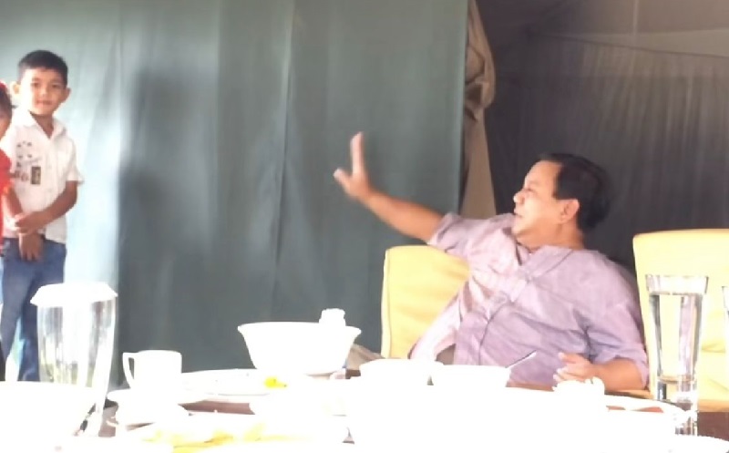 Ajudan Ungkap Momen Langka Prabowo Pandu Anak-Anak Nyanyi Balonku
