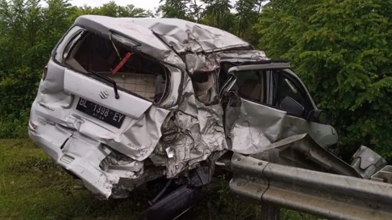 Parkir di Pinggir Jalan, Suzuki Ertiga Ringsek Ditabrak Tronton dari Belakang