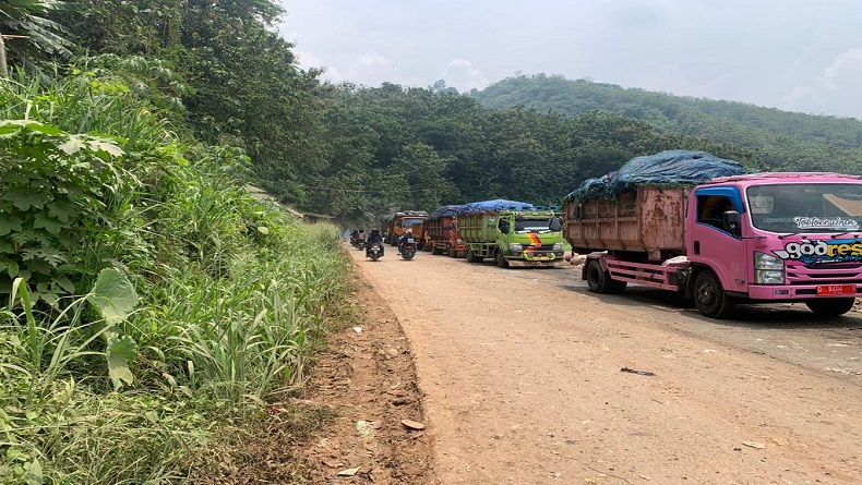 Jalan Licin, Truk Sampah ke TPA Sarimukti KBB Terjebak Macet Seharian