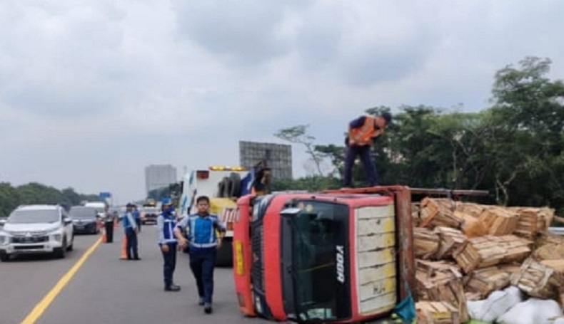 Truk Terguling di Tol Jagorawi gegara Pecah Ban