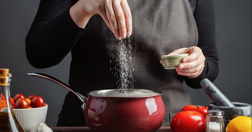 5 Cara Mengatasi Masakan Keasinan, selain Kentang Ada Asam dan Krim