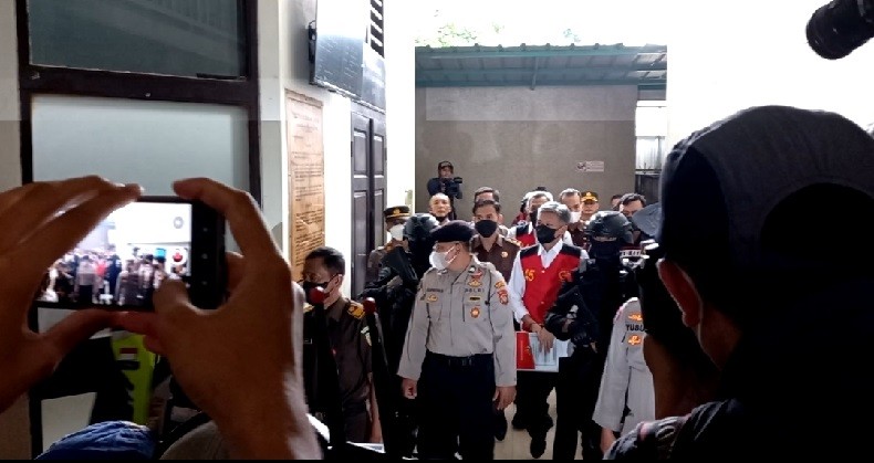 Pakai Rompi Merah, Hendra Kurniawan dan Agus Nurpatria Tiba di PN Jakarta Selatan