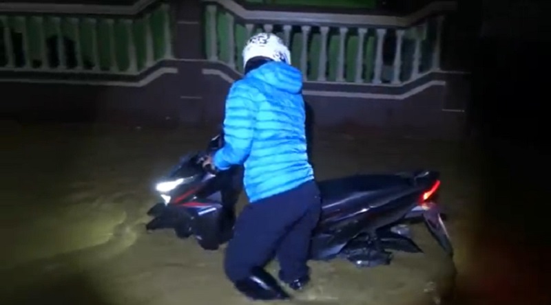 Banjir Rendam 2 Desa di Tuban, Warga Panik Selamatkan Barang Berharga