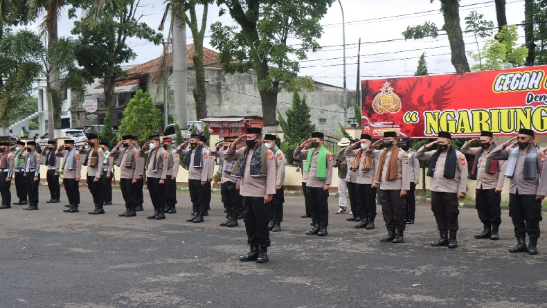 Sambut Hari Santri, Personel Polres Garut Wajib Pakai Peci dan Sarung di Pundak
