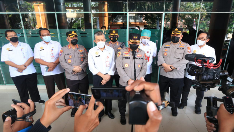 Kunjungi Korban Tragedi Kanjuruhan di RSSA Malang, Kapolda Jatim Toni Hermanto Minta Maaf