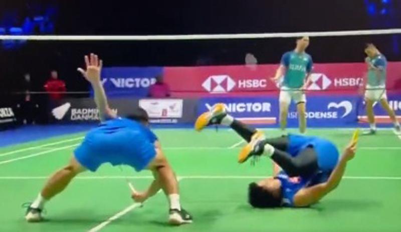 Detik-detik Smash Marcus Gideon Bikin Ganda Jepang Akira Koga Terjungkal di Denmark Open 2022