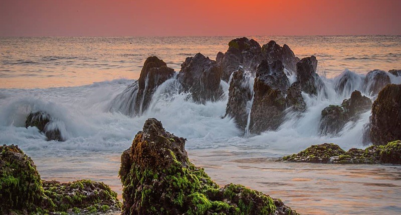 Liburan ke Pantai Wediombo Yogyakarta, Asyik Berenang di Batuan Kawah Bekas Gunung Berapi