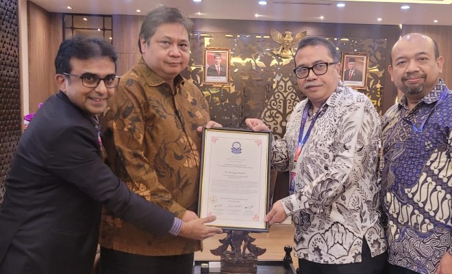 Berkontribusi Besar Pulihkan Ekonomi, Menko Airlangga Raih Penghargaan Internasional