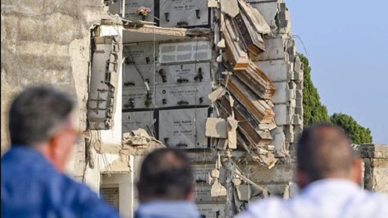 Horor! Bangunan Permakaman Susun Roboh, Banyak Peti Mati Tergantung Nyaris Jatuh