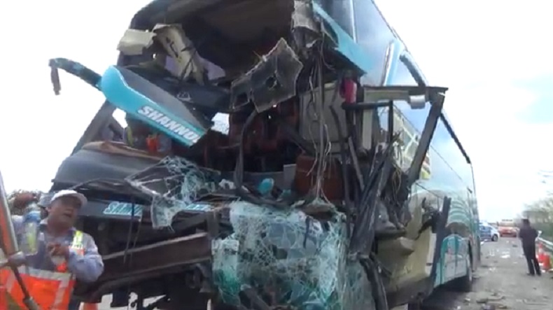 Bus Angkut Pelajar Tabrak 3 Truk Tebu Terparkir di Jombang, 1 Tewas 9 Luka