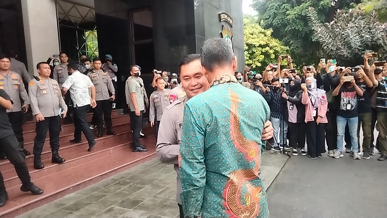 Datangi Mapolda Metro Jaya, Pj Gubernur DKI Heru Disambut Pelukan Irjen Fadil Imran
