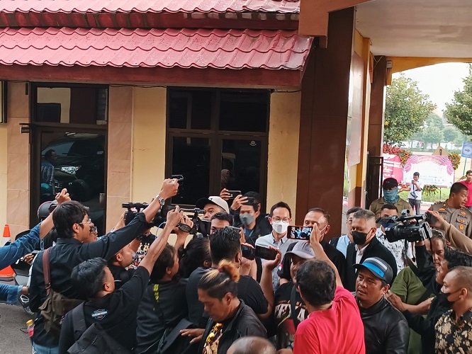 Ketum PSSI Iwan Bule Diperiksa Polda Jatim terkait Tragedi Kanjuruhan Hari Ini, Datang Bareng Iwan Budianto