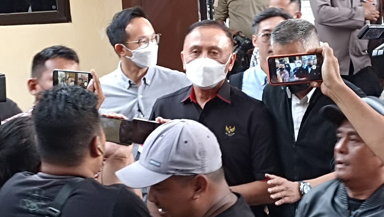 Ketum PSSI Iwan Bule Jalani Pemeriksaan Tragedi Kanjuruhan di Polda Jatim 