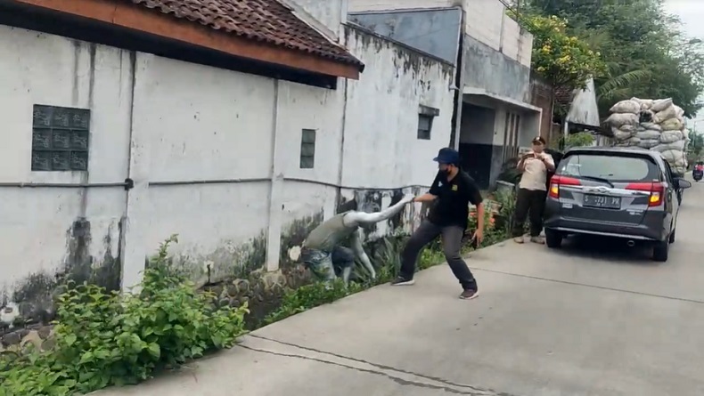 Hindari Razia Dinsos Mojokerto, Manusia Silver Rela Sembunyi di Gorong-gorong