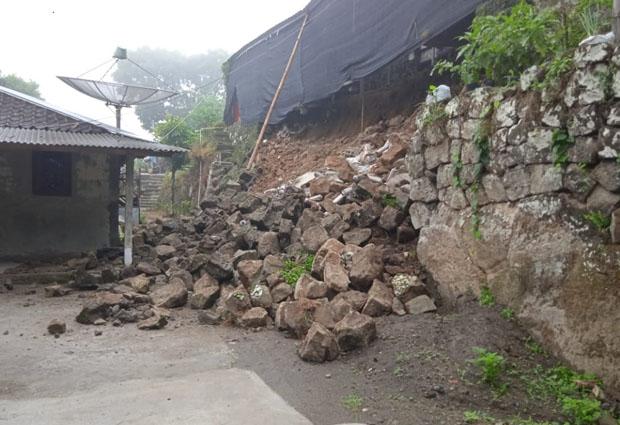 Talud Setinggi 10 Meter di SMP N 3 Saptosari Longsor, 8 Rumah Terisolasi