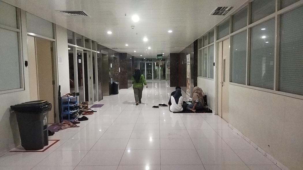 Penampakan Keluarga Tunggu Anak Pasien Gagal Ginjal di Lorong RSCM