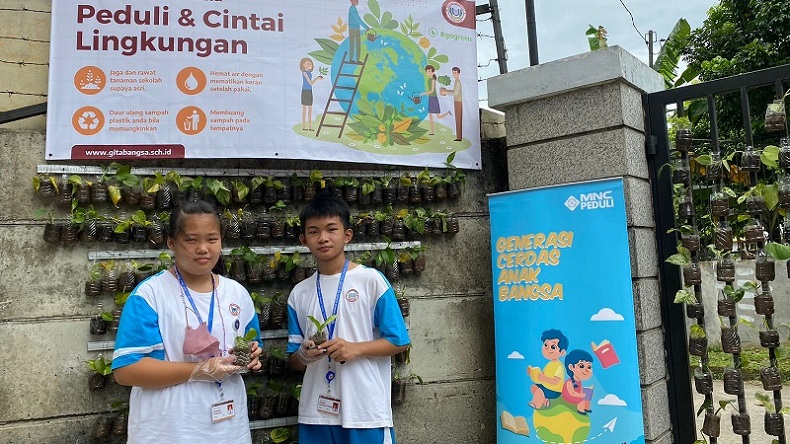 Antusiasme Siswa Gita Bangsa Diajari Olah Botol Plastik Bekas oleh MNC Peduli dan MNC Bank