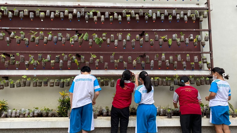 MNC Bank dan MNC Peduli Ajak Siswa Gita Bangsa Junior High School Olah Botol Plastik Bekas