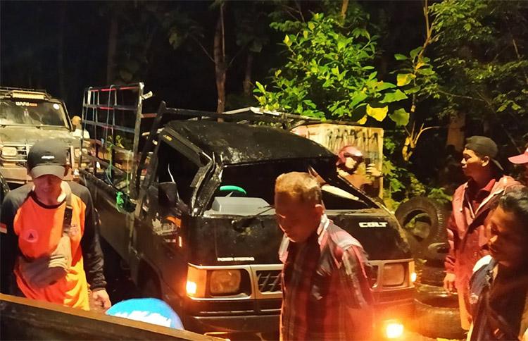 Nekat Lewat Jalur Ekstrem Cinomati, Mobil Pikap Terguling Tak Bisa Direm