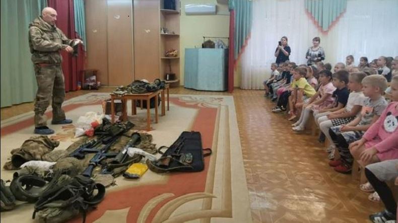 Waduh! Bocah-Bocah TK di Rusia Diajari Pakai AK 47 dan Granat
