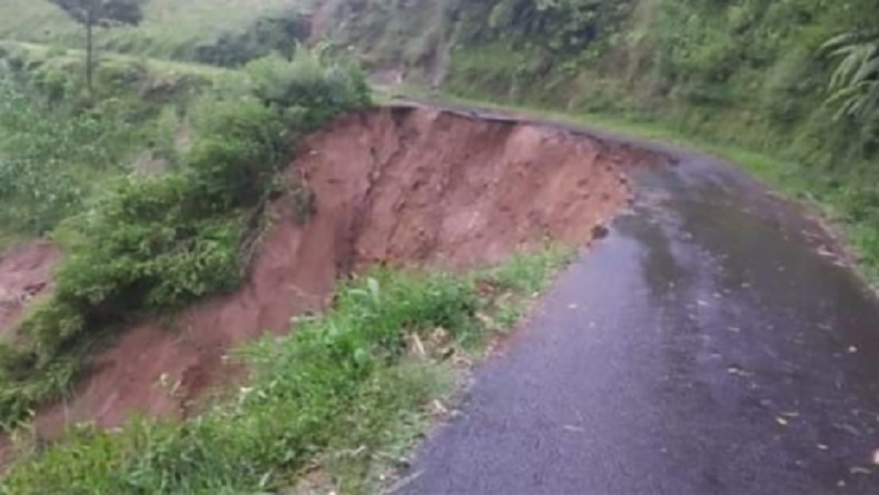 Jalur Penghubung Antardesa di Temanggung Putus akibat Jalan Longsor