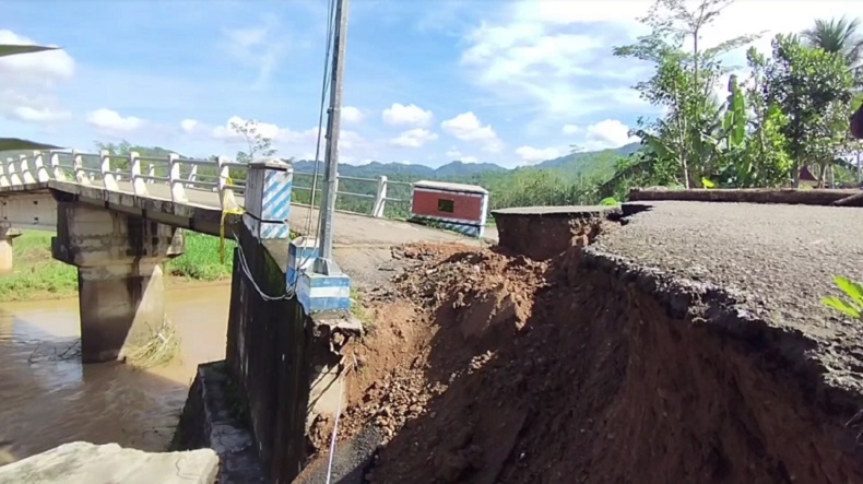 Jembatan Penghubung 2 Kecamatan di Pacitan Ambrol Tergerus Banjir, Mobilitas Warga Terganggu
