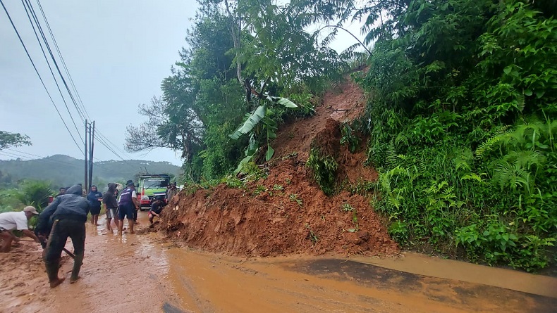 Tebing Setinggi 10 Meter Longsor, Jalan KBB-Cianjur Selatan Sempat Lumpuh