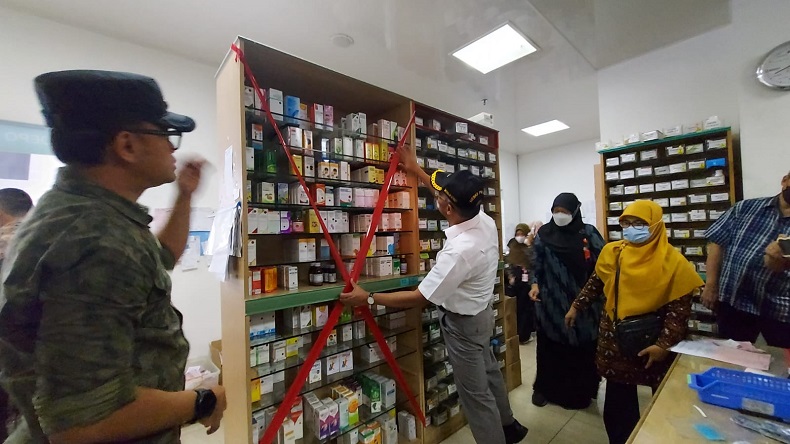 Menko PMK Sidak Apotek di Bogor, Pastikan Tak Jual Obat Sirop